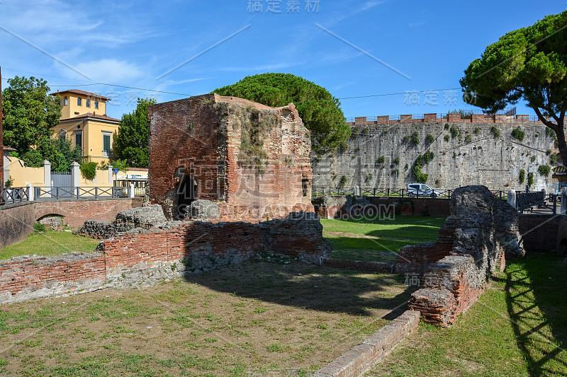 比萨斜塔附近的废墟被意大利语称为“Bagni di Nerone”