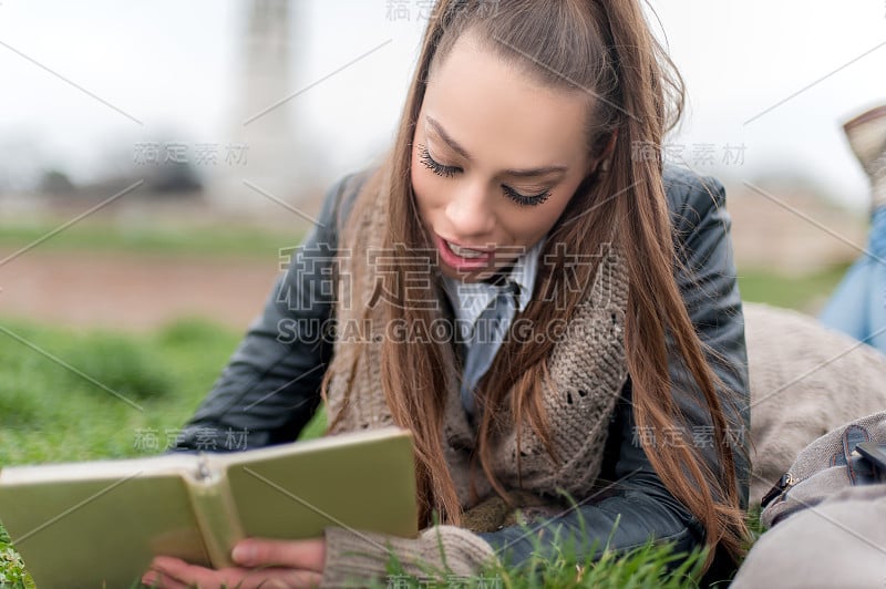 美丽的女孩在书中写作