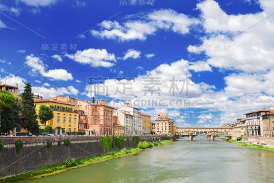 意大利佛罗伦萨，阿尔诺河上的维琪奥桥，风景如画
