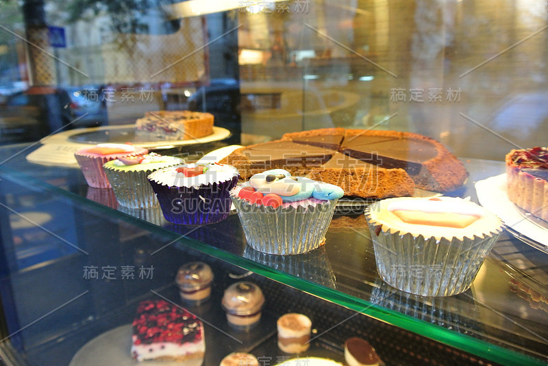 商店橱窗里的蛋糕