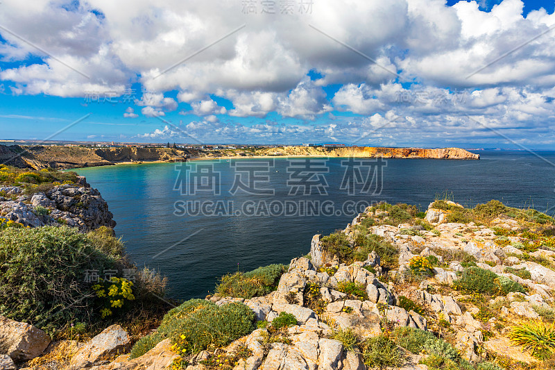 葡萄牙海岸，悬崖进入大西洋。摄于葡萄牙的萨格雷斯，法罗，阿尔加维。美丽的葡萄牙海岸，萨格雷斯。