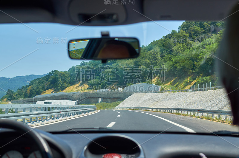 在高速公路上开车