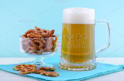 啤酒节的啤酒和椒盐卷饼。