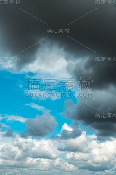 阴雨密布，乌云密布。
