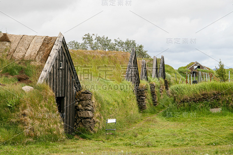 非常古老的传统冰岛建筑，屋顶上有草