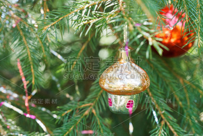 小家和红球圣诞装饰