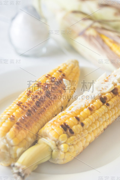 烤玉米棒放在盘子里