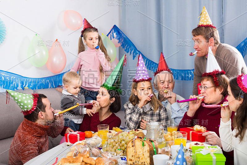 家人在childrenâ的生日聚会期间玩得开心