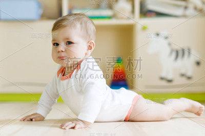 可爱的悲伤哭泣的婴儿在孩子的房间。