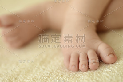 脚宝宝睡在婴儿床里