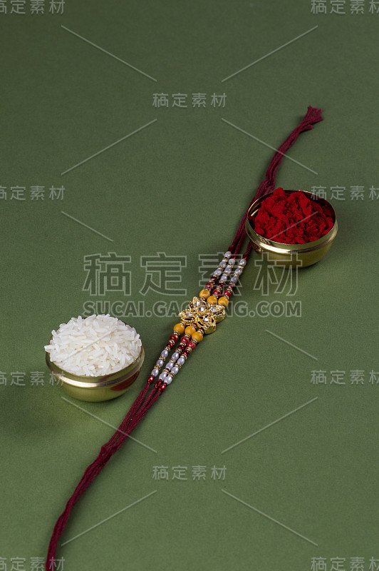 Rakhi或Rakshabandhan问候。用米粒和kumkum做成的Rakhi