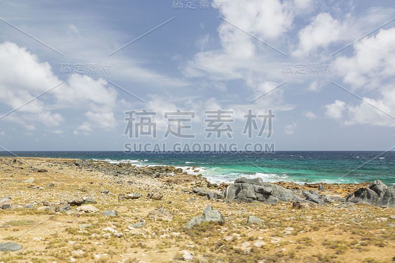 阿鲁巴的自然美景。北海岸。令人惊叹的沙漠景观和蓝色的海洋。