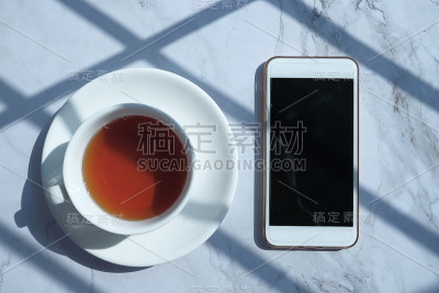 俯视图智能手机和茶在早上的桌子上