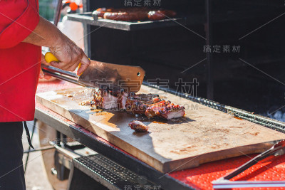 厨师在街头美食节上做排骨