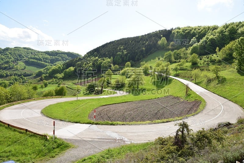 大乐队在山区蜿蜒的道路上