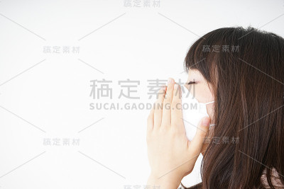 戴着面具的年轻女子