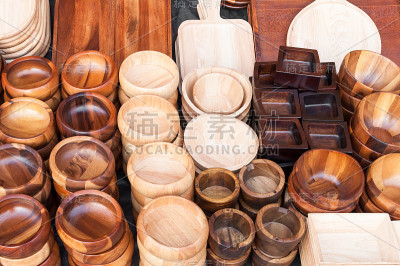 街头市场上的木制厨房用具