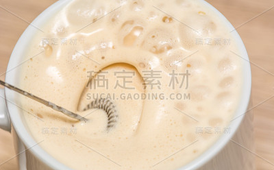 煮咖啡，泡牛奶