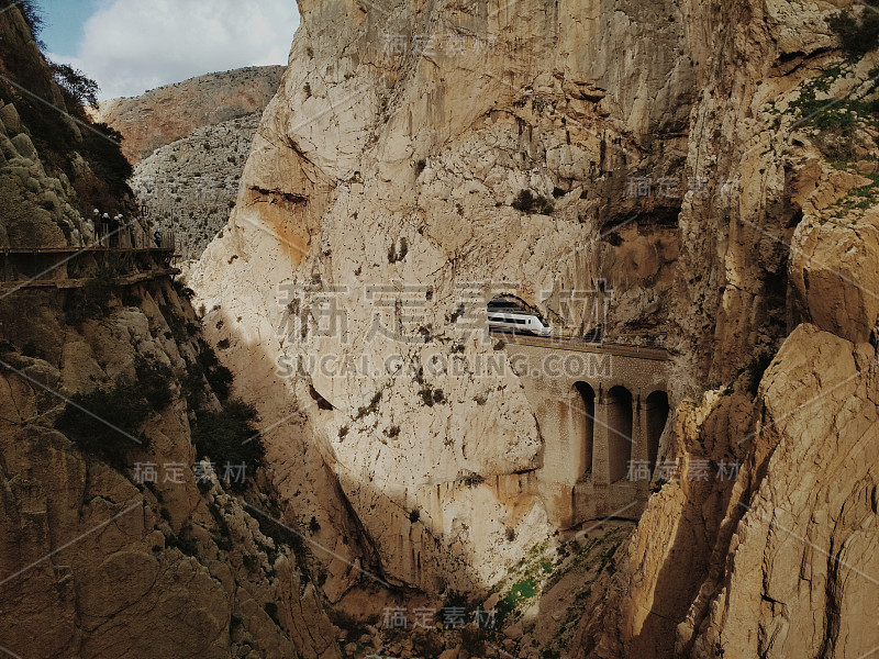 世界上最危险的小径之一“国王之路”(El Caminito del Rey)的广角人行道于2015年