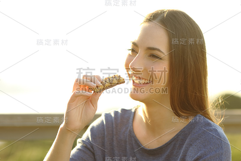 快乐的女人在户外吃零食