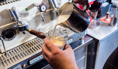 酒保制作咖啡，卡布奇诺，可可，在酒吧喝。