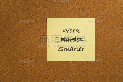 黄色便利贴提醒“更聪明地工作”