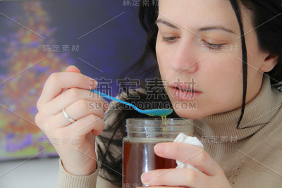 躺在床上的年轻妇女