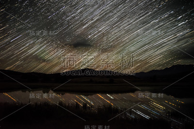 星星循着天空湖泊的倒影