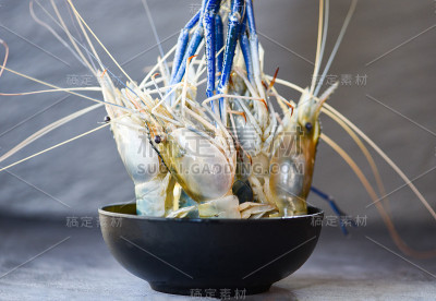 鲜虾虾，煮冬荫宫泰式食物在海鲜餐厅的深色背景-生虾碗