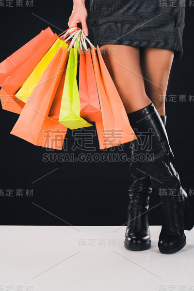 拿着购物袋的女人