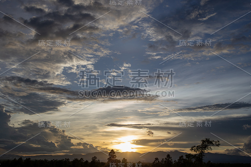 绚丽多彩的天空与日落的云彩