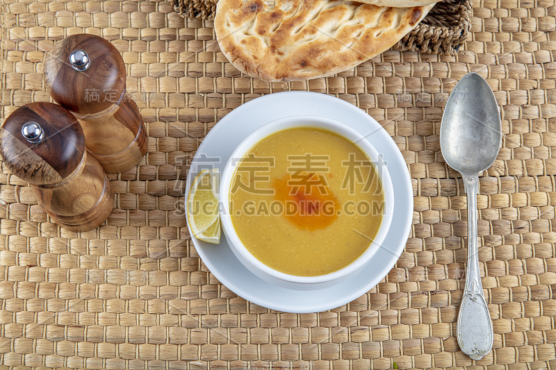 木桌上的红扁豆汤(土耳其语:Mercimek Çorbası)。