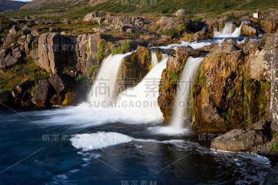 冰岛瀑布特写的神崖与长曝光的水在夏季的景观平滑运动