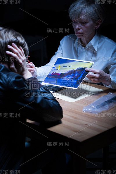 展示犯罪资料的警察