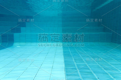 在游泳池的水下