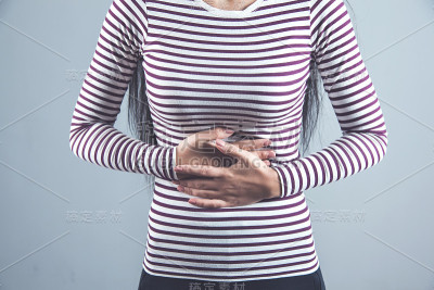 女人手在痛肚子