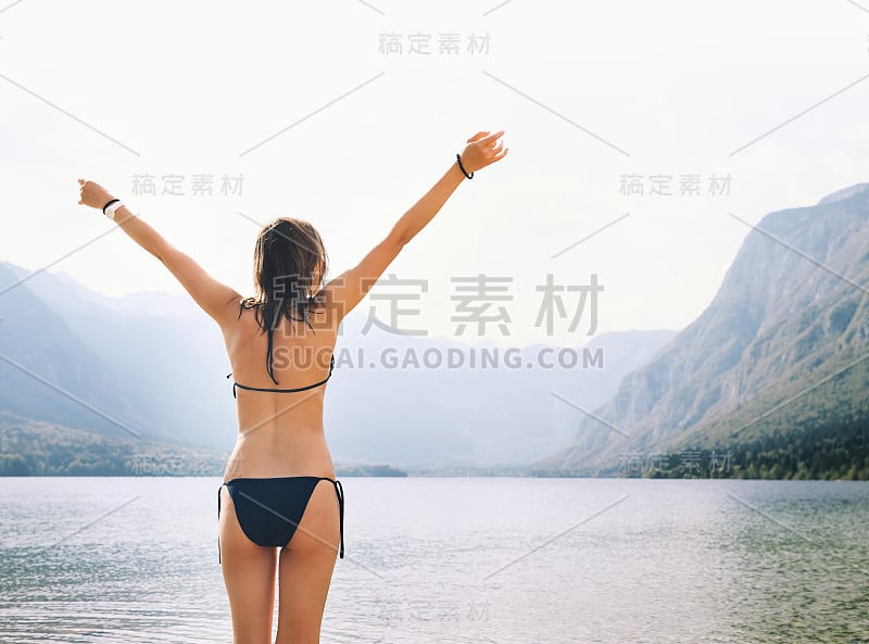 女人的自然背景与高山湖泊和阿尔卑斯山脉。