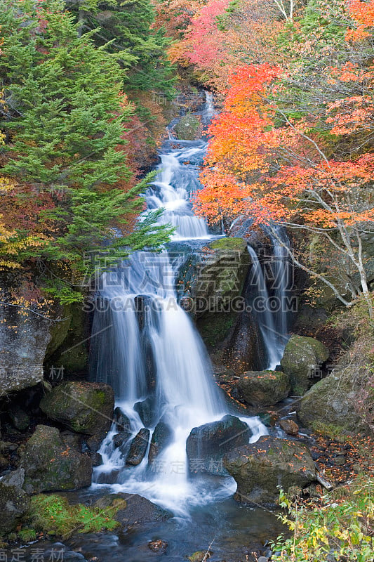 皇冠的autumn-waterfall