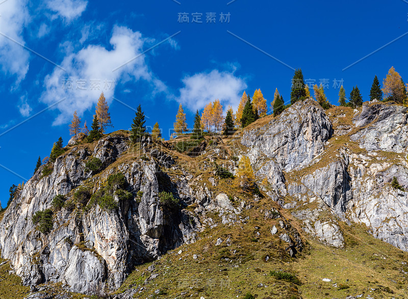 秋天的阿尔卑斯山，从徒步旅行的路径，克莱纳尔，奥地利的萨尔斯堡土地的岩石山顶。