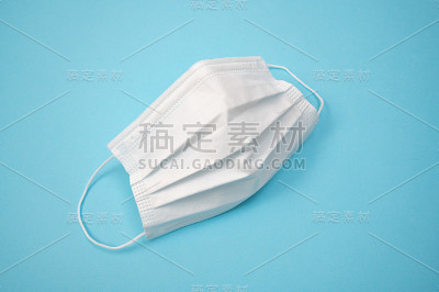 蓝色背景的一次性防护口罩