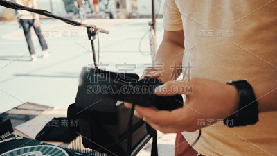 Dj持有耳机