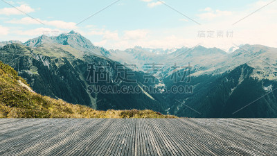 有美丽景色的露台。壮丽的群山和蓝天的全景。住在山里。奥地利