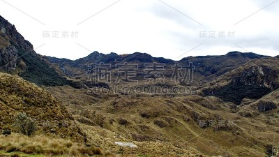 山谷中的山脉