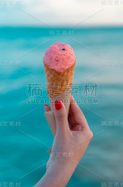 草莓冰淇淋