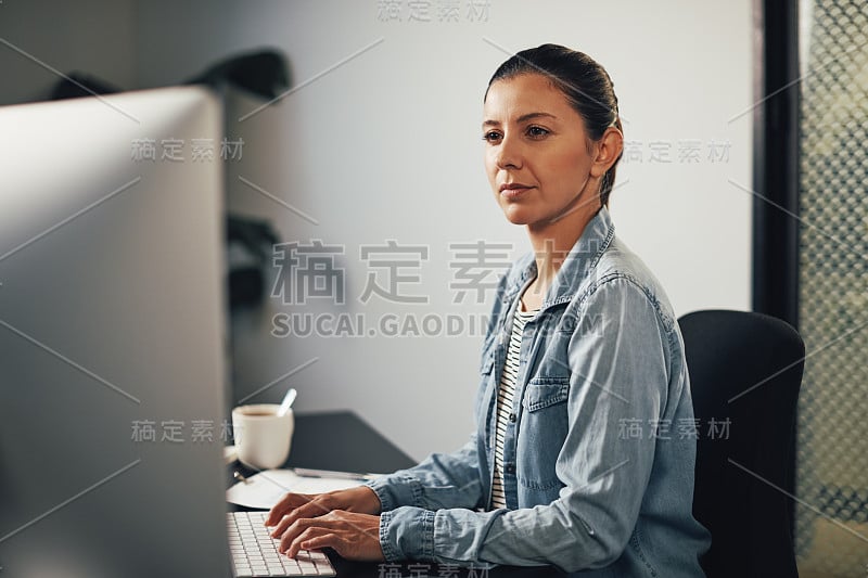 专注的女商人在电脑前工作