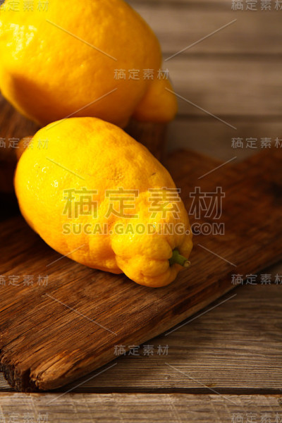 木桌上放着新鲜的柠檬