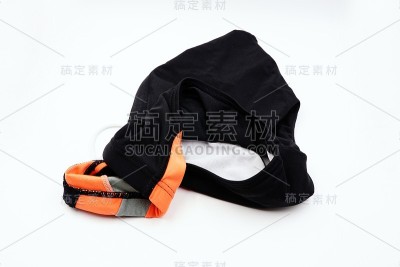 橙色和黑色的男性游泳短裤