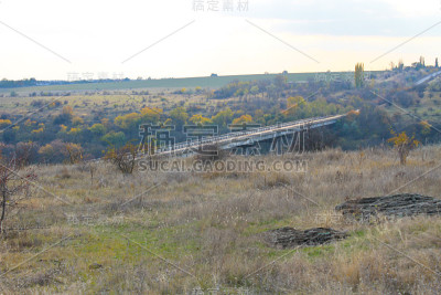 秋天横跨乌克兰南巴格河的大桥