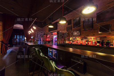 现代爵士酒吧室内设计，舞台配有黑色钢琴，吧台上方有灯具