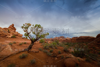在犹他州的沙漠，拱门国家公园，戏剧性的暴风雨云和降雨，在秋天